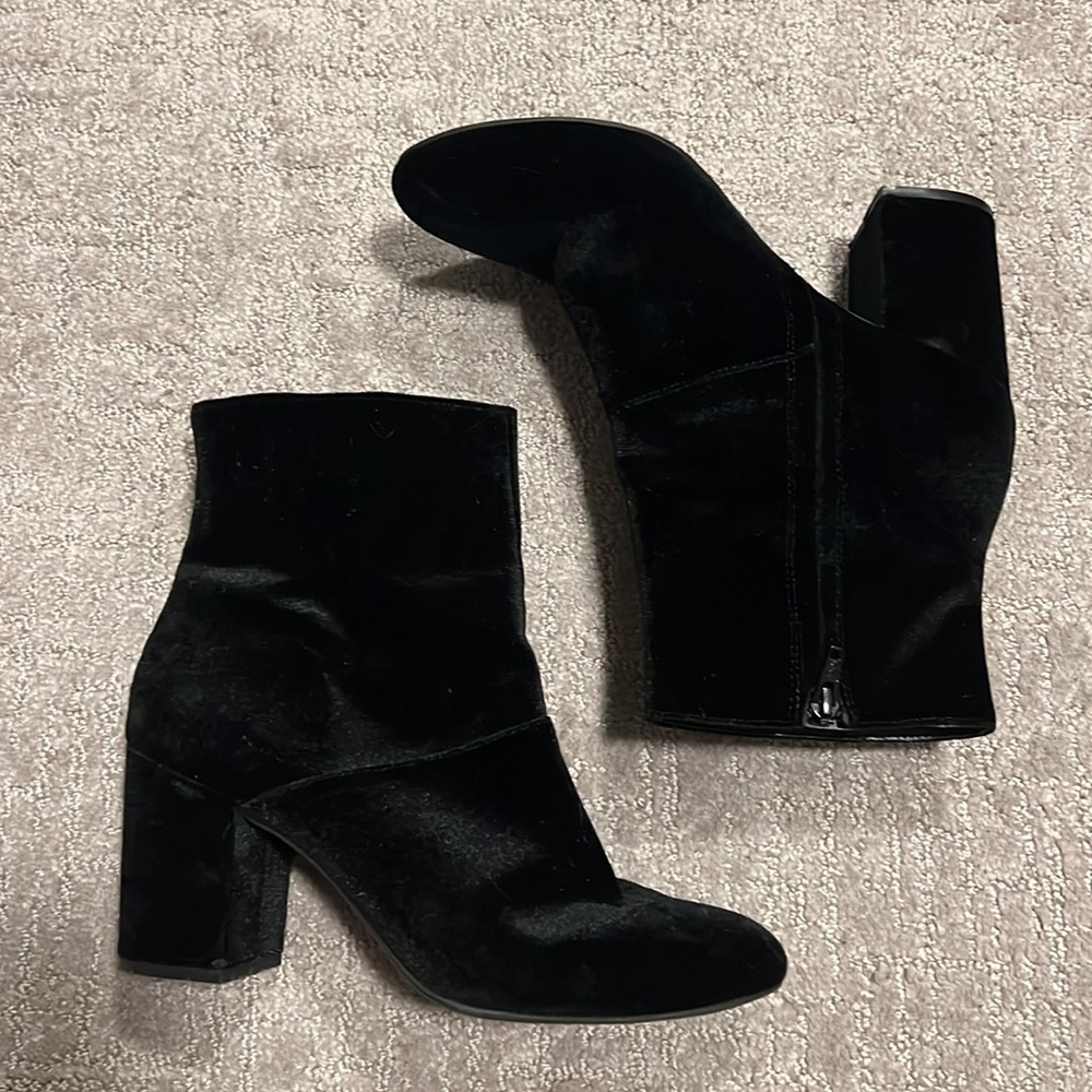 AMERICAN EAGLE OUTFITTERS VELVET BLACK BOOTIES
